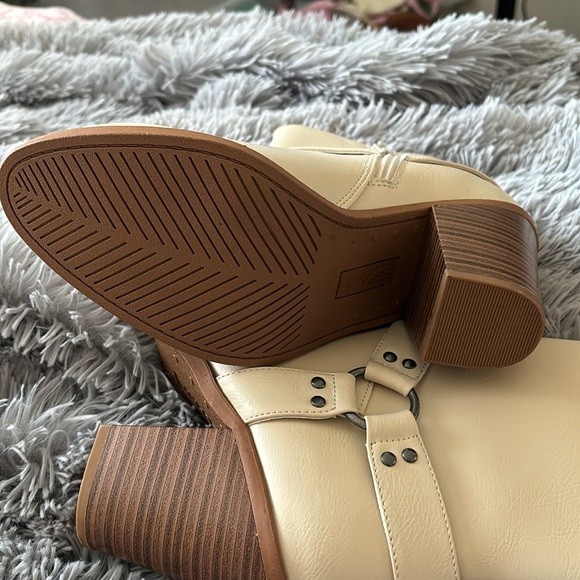 Boots - Picture 4 of 4